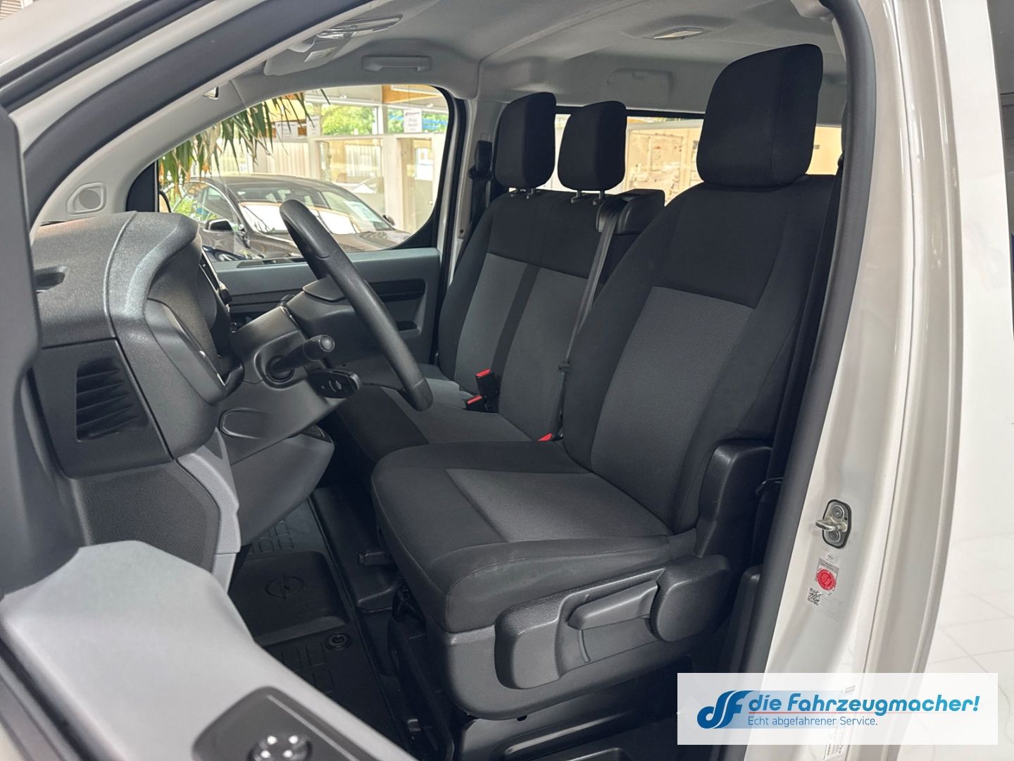 Fahrzeugabbildung Opel Vivaro Kombi L 1.5 D EU6d Apple CarPlay Android