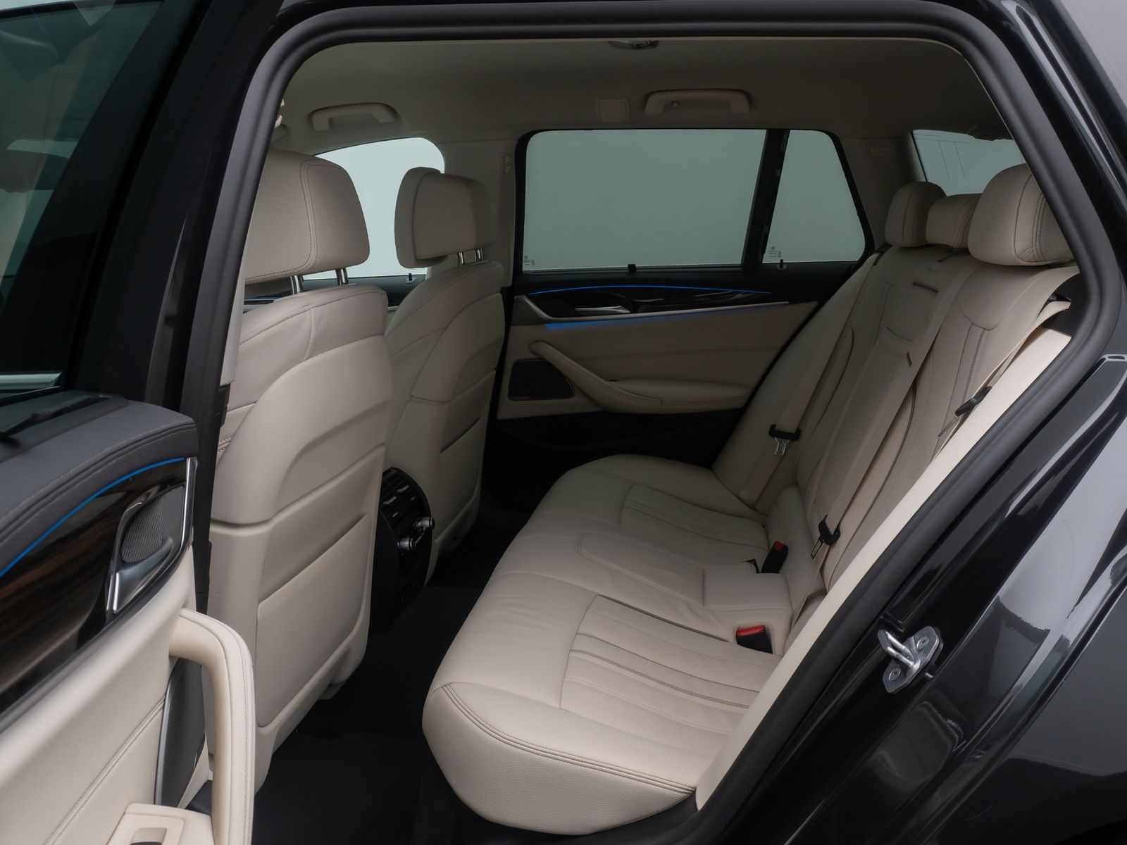 Fahrzeugabbildung BMW 530e Luxury Line DAB H/K 4xKlima Alarm AHK Sport