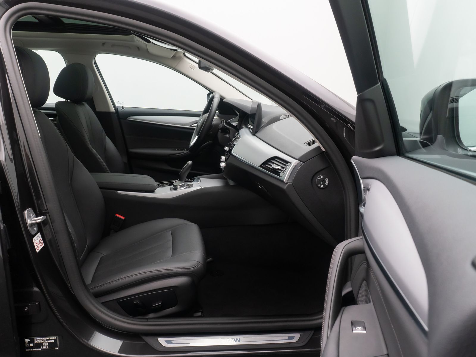 Fahrzeugabbildung BMW 520d DAB Kamera AHK Panorama HUD Leder Standheiz