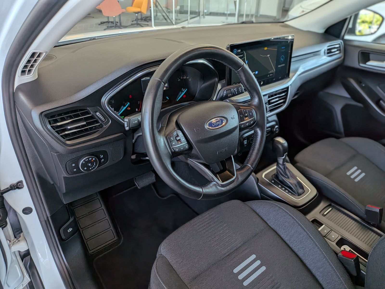Fahrzeugabbildung Ford Focus Limo EB Active LED ACC Kamera Navi SHZ 17"