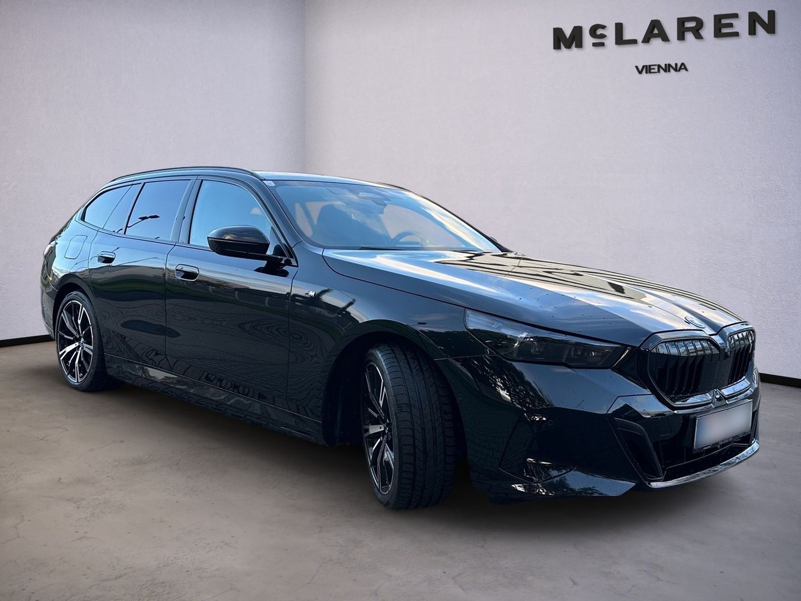 BMW i5 eDrive40 M / Black Sapphire / B&W imagem 2