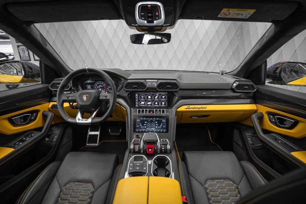 Urus 4.0 V8 S YELLOW/BLACK YELLOW PANO B&O - Bild 18