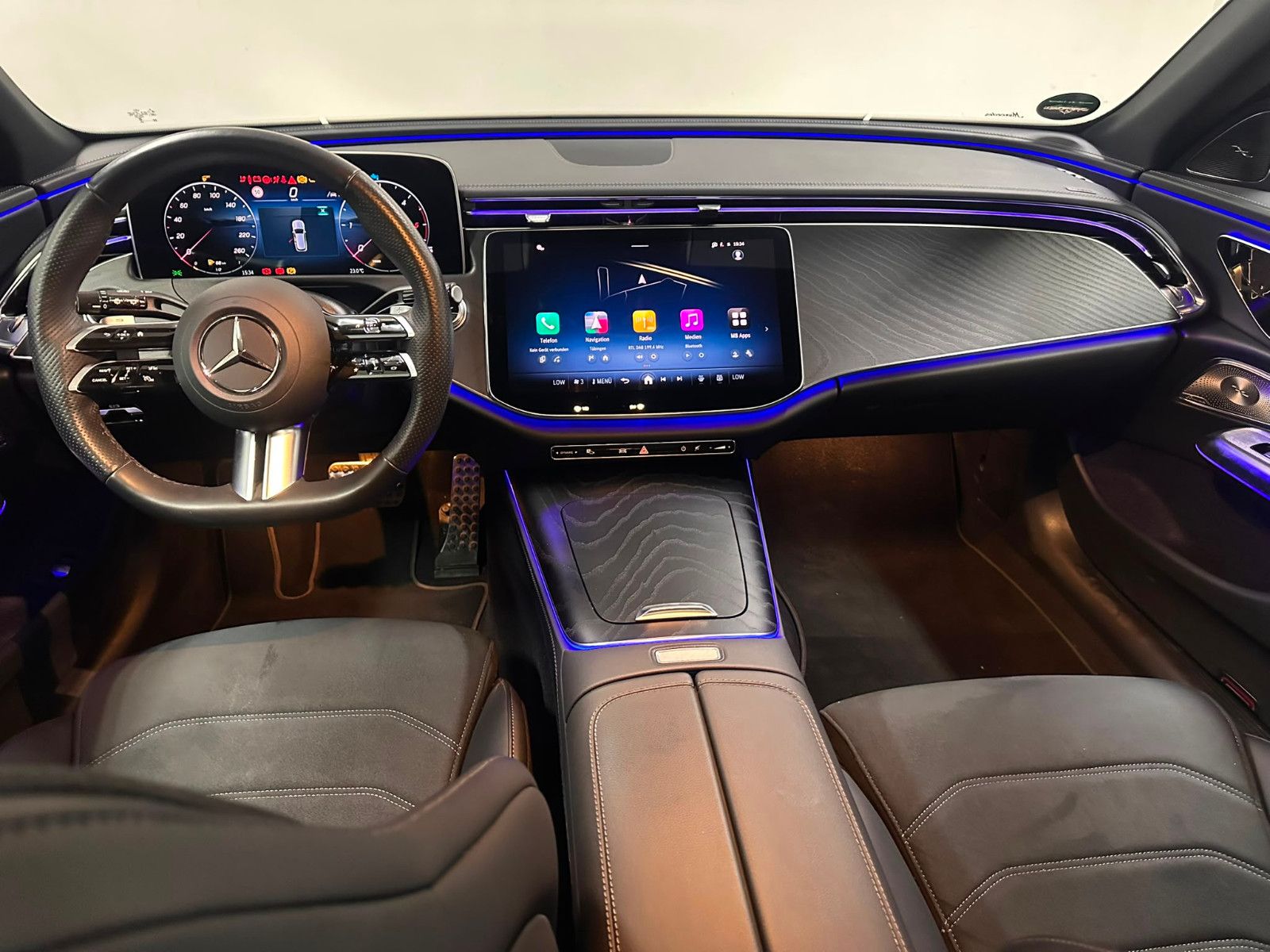 Fahrzeugabbildung Mercedes-Benz E 220 d 4MATIC T *AMG-LINE ADVANCED*PANO*KEYGO*