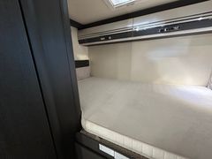 Fahrzeugabbildung Roller Team Kronos 295 TL Hub-Bett SAT TV 5 Schlafplätze