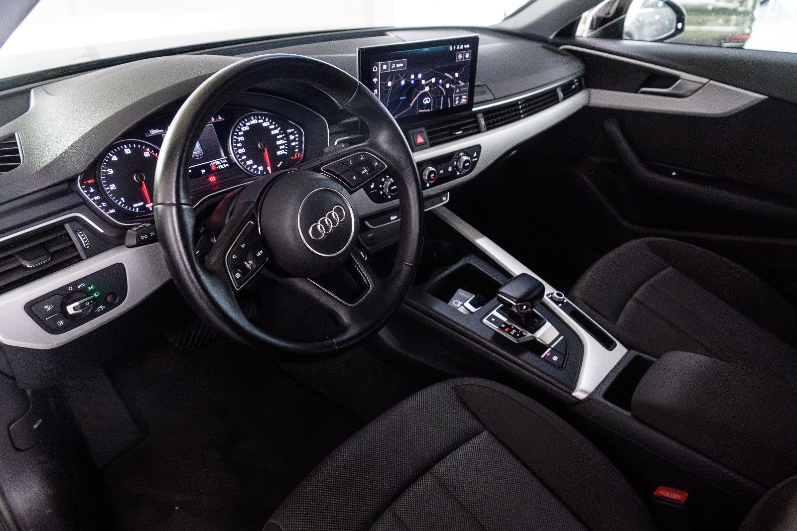 Fahrzeugabbildung Audi A4 35 TFSI S tronic advanced Avant LED/SZH/NAVI