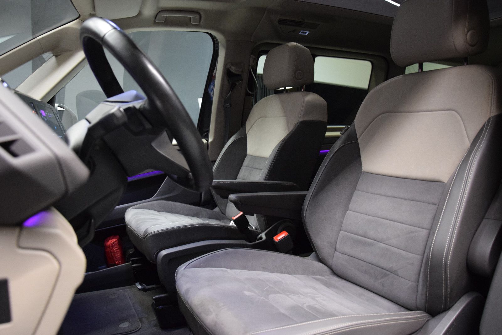 Fahrzeugabbildung Volkswagen T7 Multivan Pano ACC AHK DCC HK HuD 3-Zonen