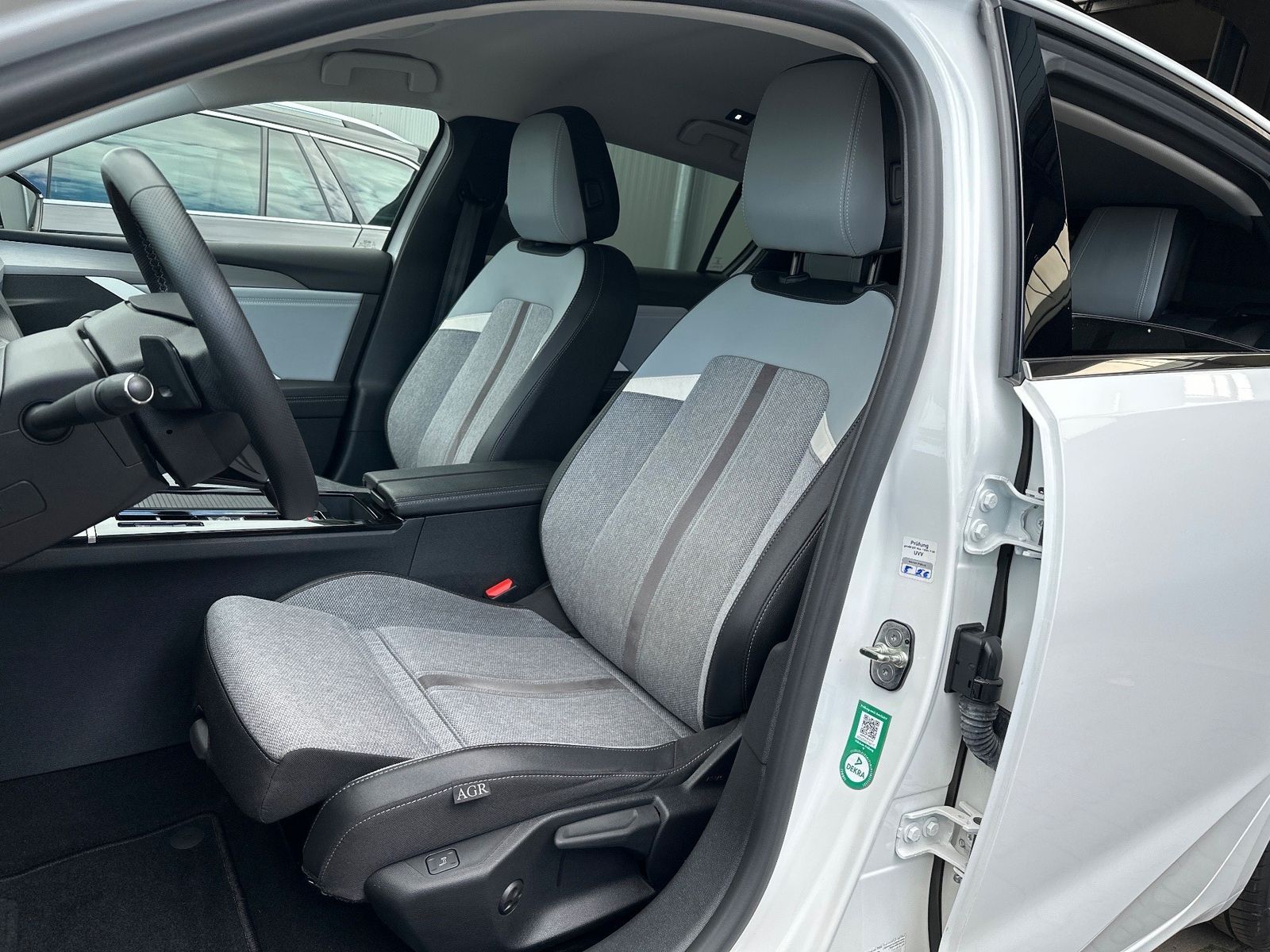 Fahrzeugabbildung Opel Astra 1.5 D Automatik Business Elegance NAV+LED