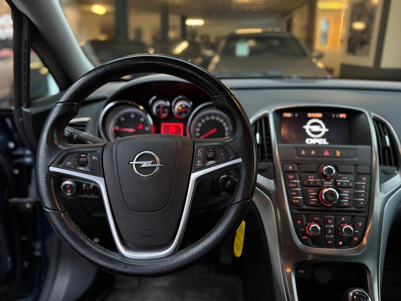 Opel Astra 2011 — photo 12
