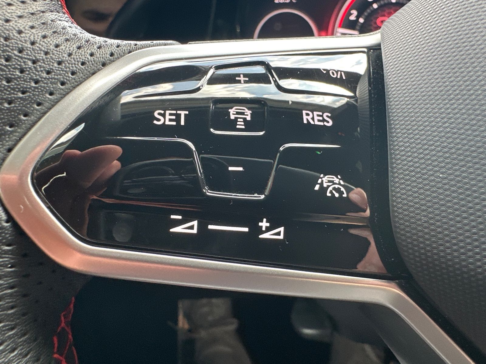 Fahrzeugabbildung Volkswagen Golf GTI 2.0 TSI DSG NAV+MATRIX+ACC+HUD+VCOCK+PP