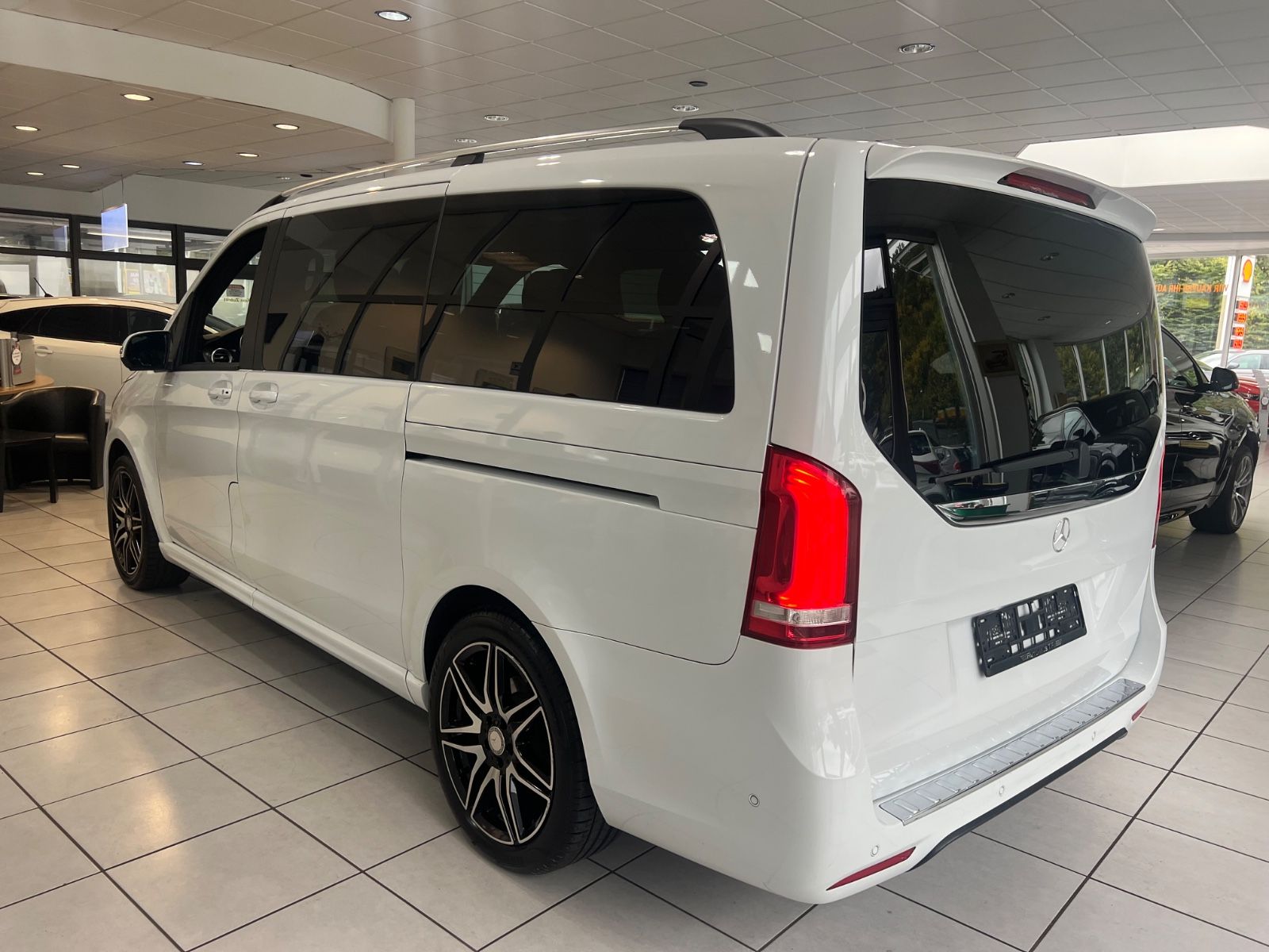 Fahrzeugabbildung Mercedes-Benz V 250 d 4MATIC lang AMG LINE *PANO*Perlmutt-Weiß