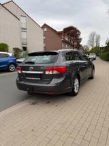 Toyota Avensis Kombi Life - graue Toyota Avensis