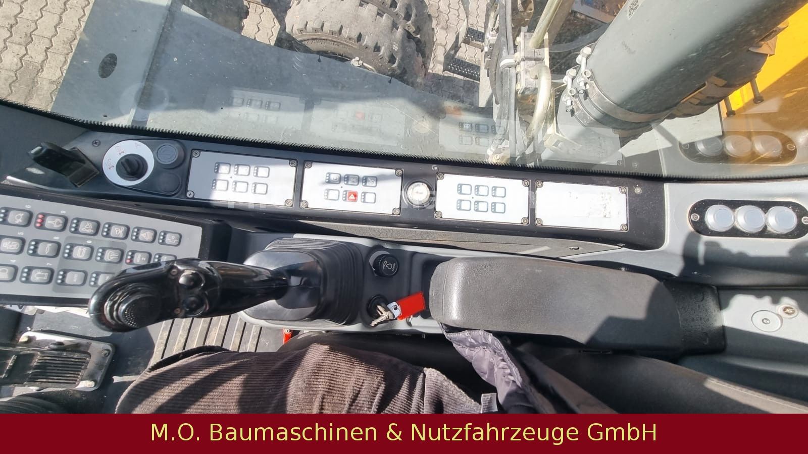 Fahrzeugabbildung Liebherr LH 30 M Litronic IV / AC / Polypgreifer /