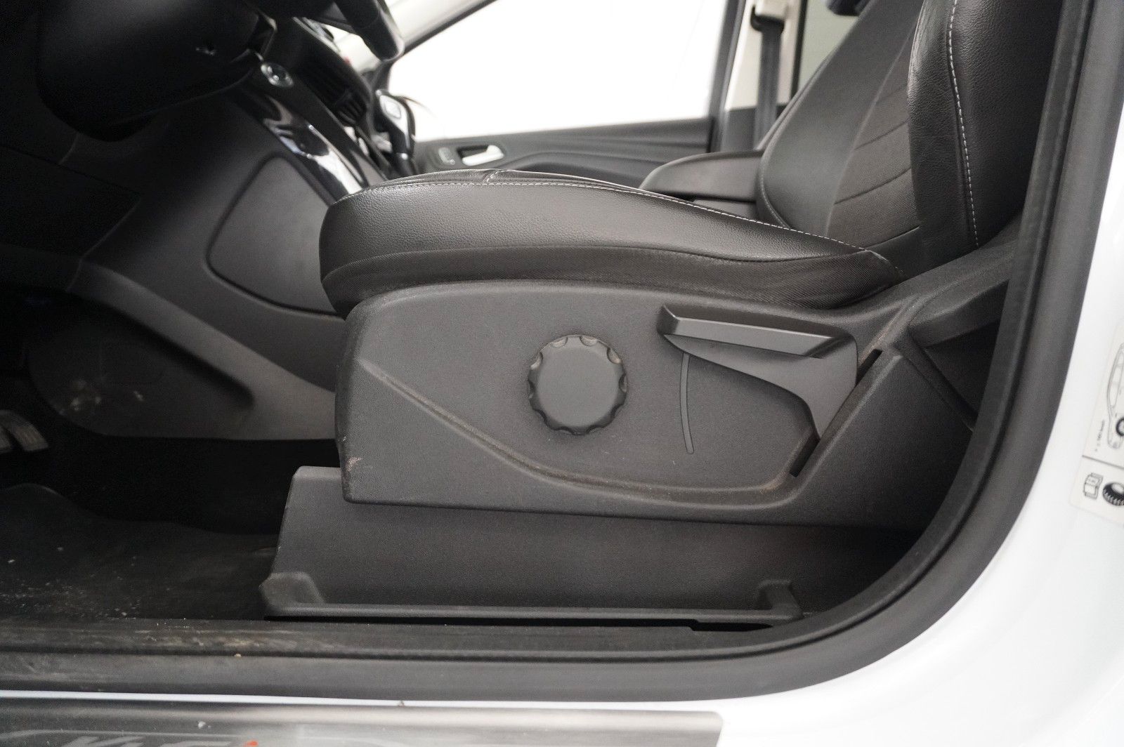 Fahrzeugabbildung Ford Kuga 2.0D INDIVIDUAL 4X4 NAVI/LED/KAMERA/SPORT
