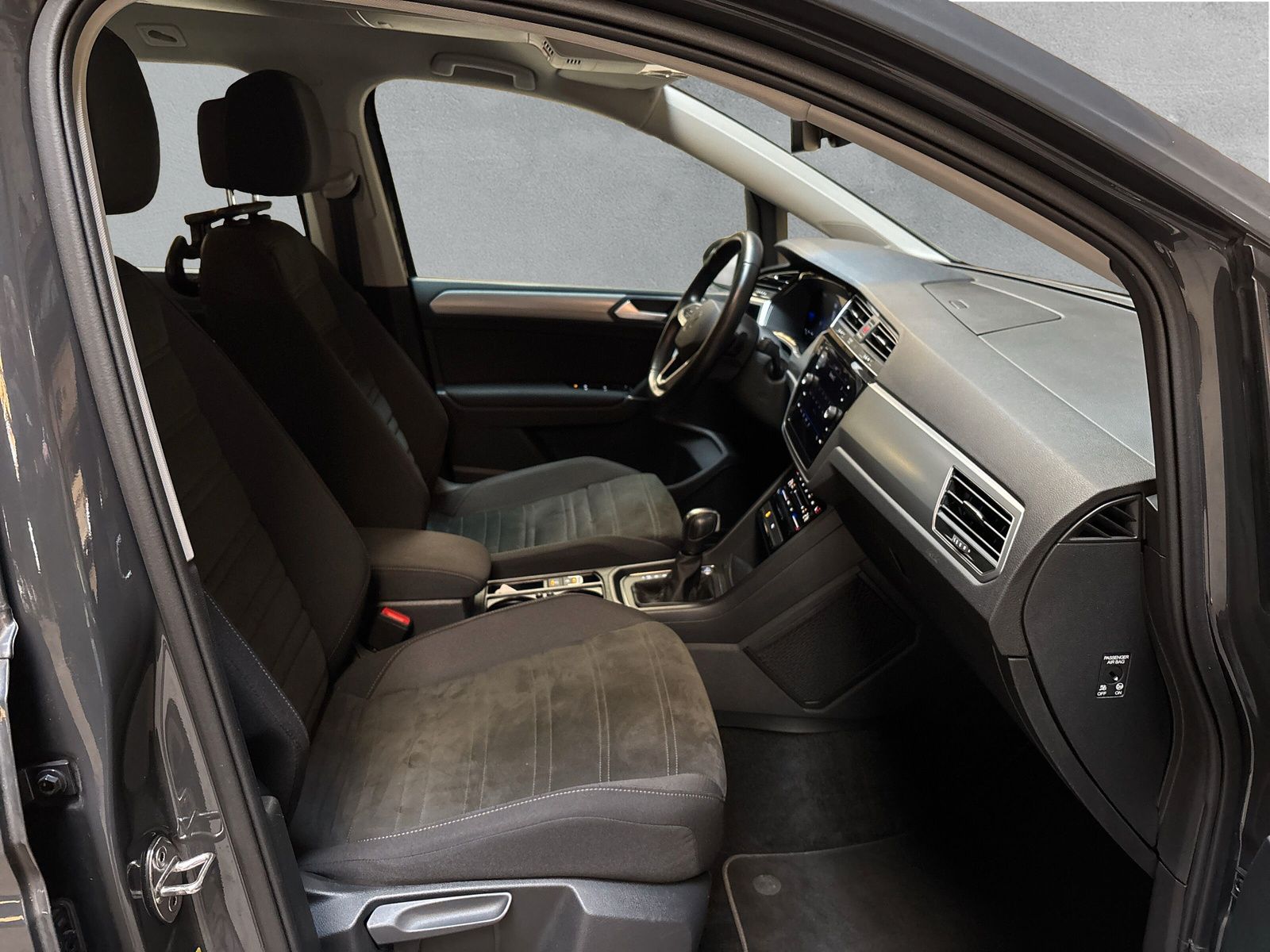 Fahrzeugabbildung Volkswagen Touran 1.5 TSI DSG digitalCP Navi SHZ ACC PDC