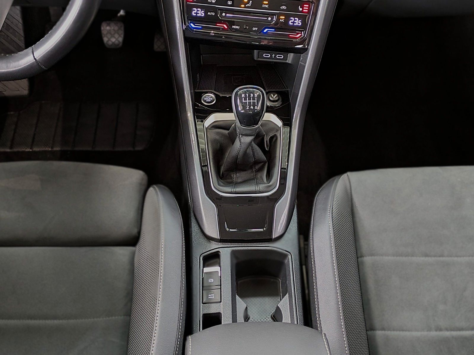 Fahrzeugabbildung Volkswagen T-Roc 2.0 TDI STYLE NAVI SHZ ACC LED CAM AHK
