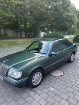 Mercedes-Benz E 220  - Mercedes-Benz E 220 mit Benzin-Antrieb: Limousine, Automatik