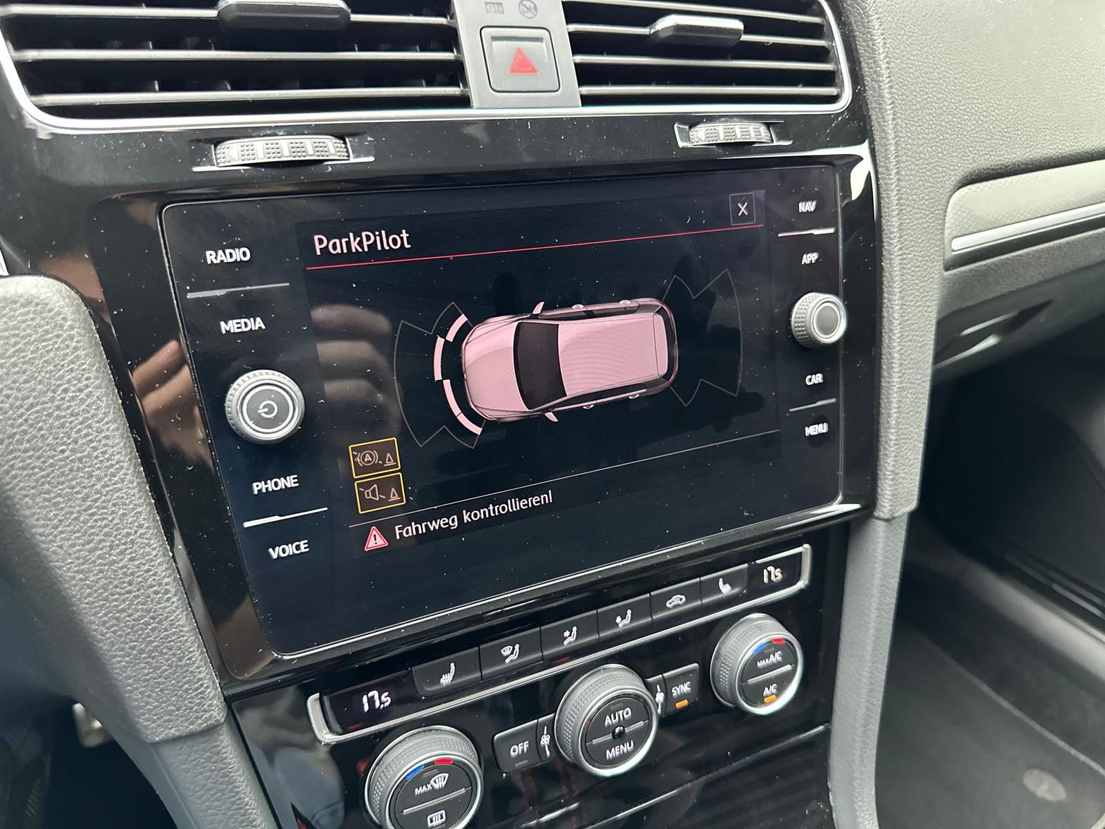 Fahrzeugabbildung Volkswagen GOLF GTI 2.0 TSI PERFORMANCE/NAVI/LED/PDC/ACC