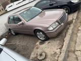 Mercedes-Benz Mercedes W202 C220 95000 km - Mercedes-Benz C 220 mit Benzin-Antrieb: Limousine