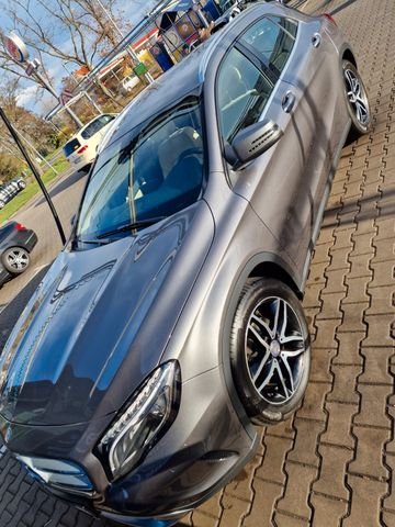 MERCEDES-BENZ GLA 200 -