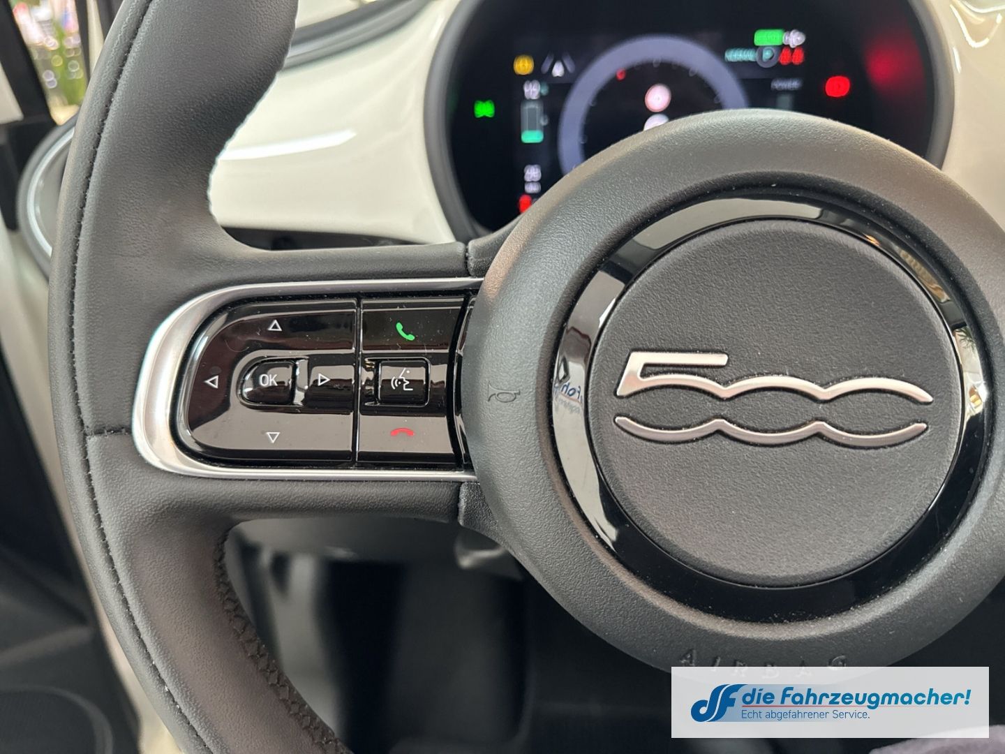 Fahrzeugabbildung Fiat 500 e Apple CarPlay Android Auto Klimaautom Fah
