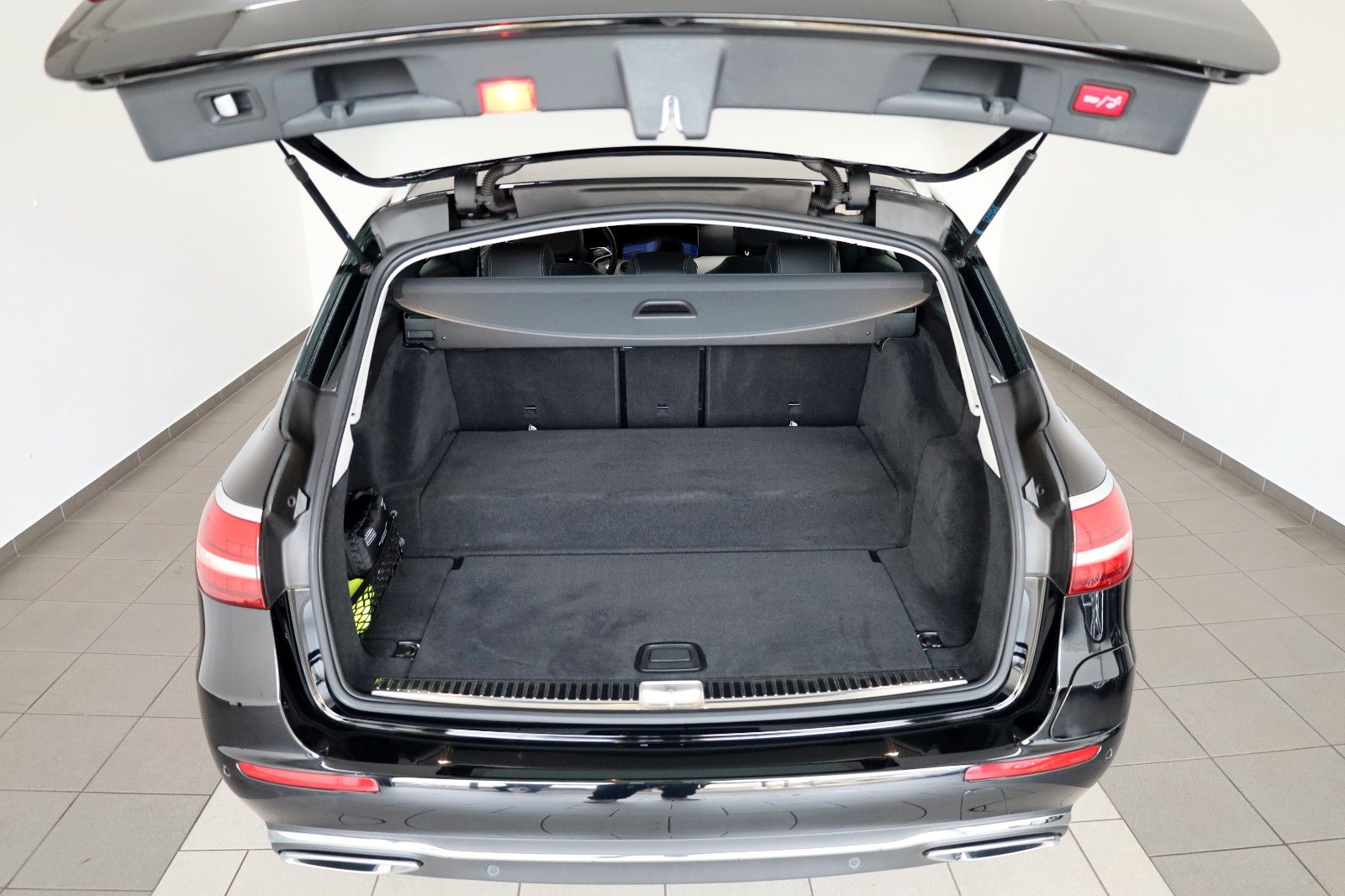 Fahrzeugabbildung Mercedes-Benz E 300 e T Avantgarde,T.Leder,Navi,Kamera,AHK +WR