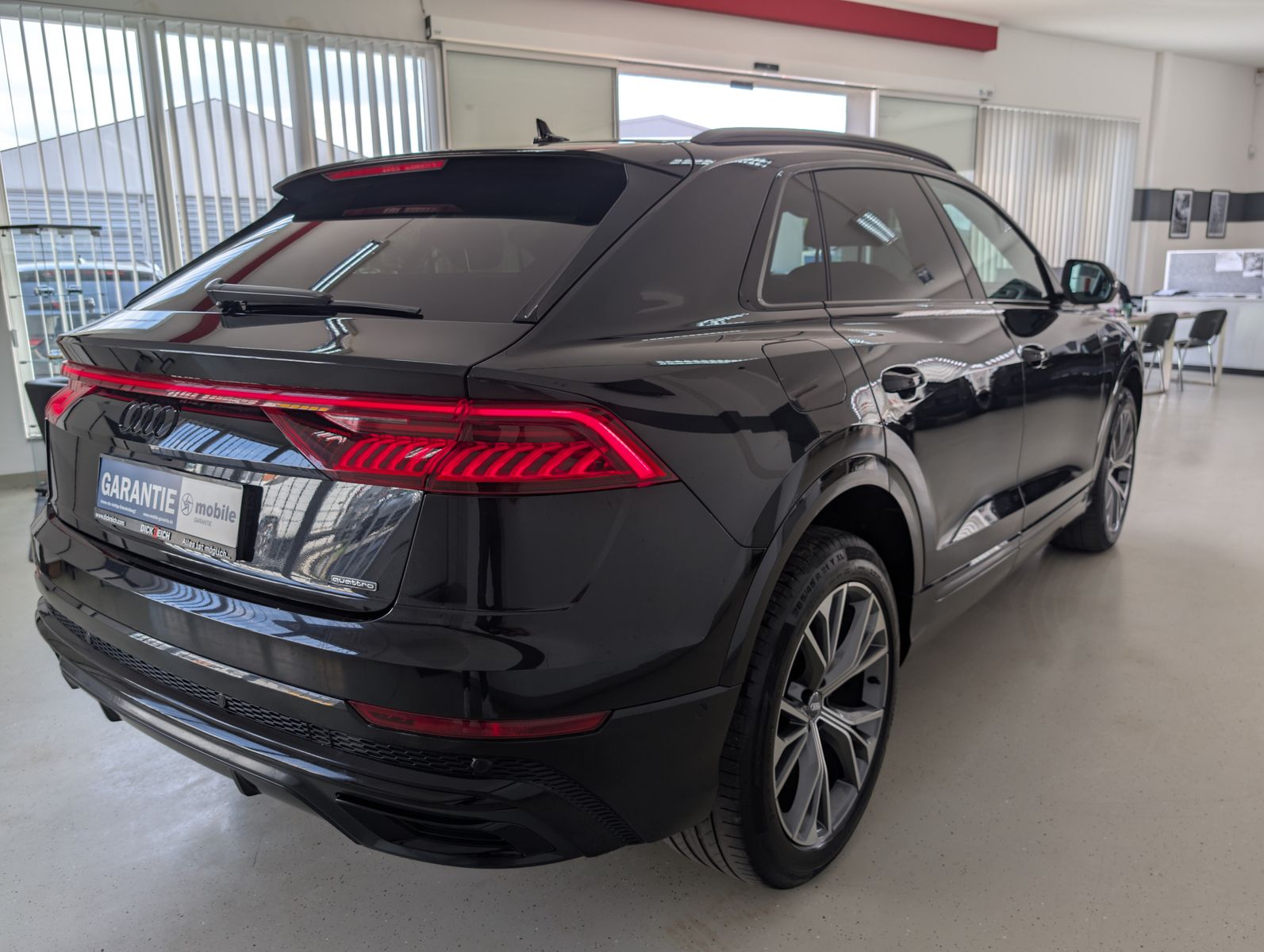 Fahrzeugabbildung Audi Q8 45 TDI Quattro S-line HD-MATRIX AHK LUFT 21"