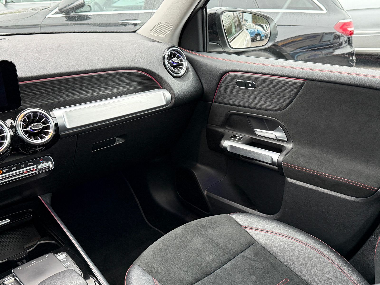 Fahrzeugabbildung Mercedes-Benz GLB 220d 4Matic AMG ACC AHK Kamera Ambiente Pano