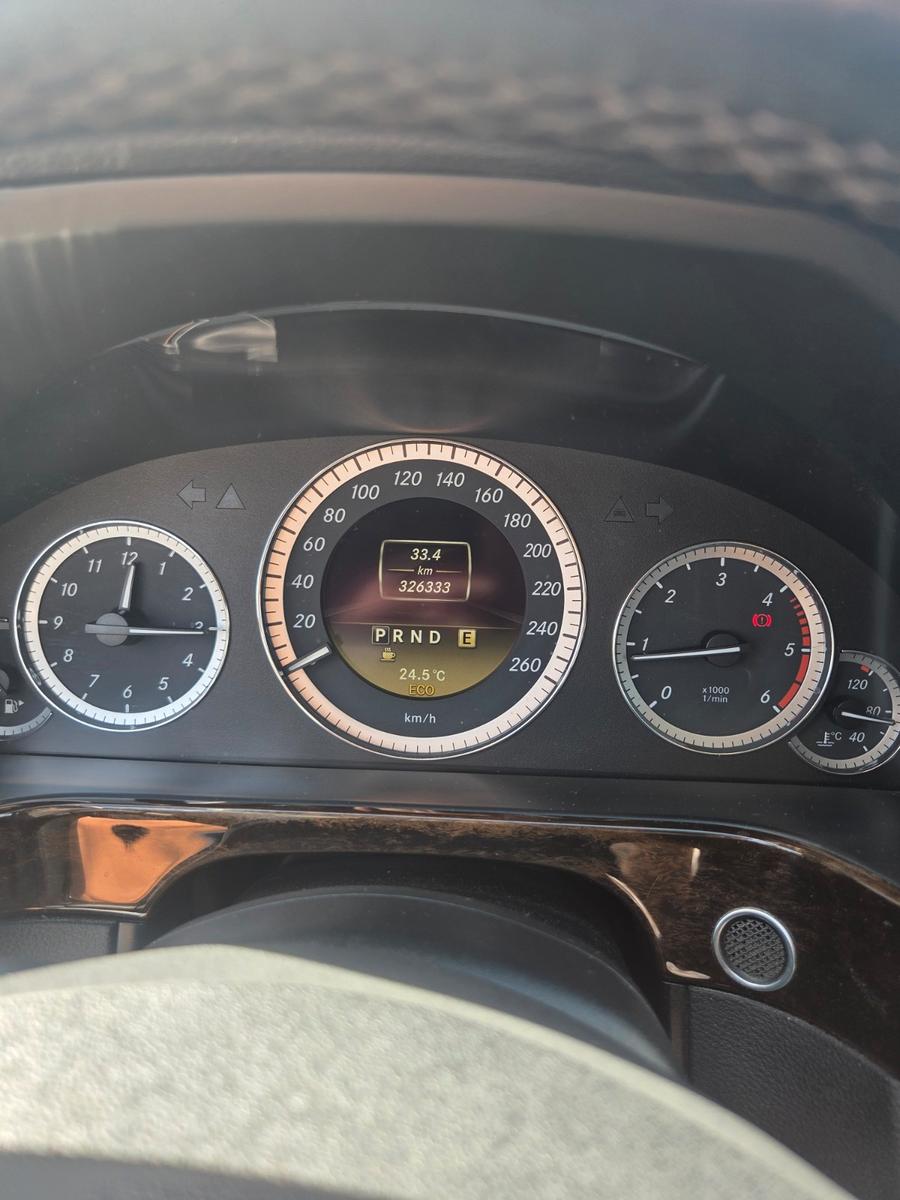 Mercedes-Benz E200 2011 — photo 10
