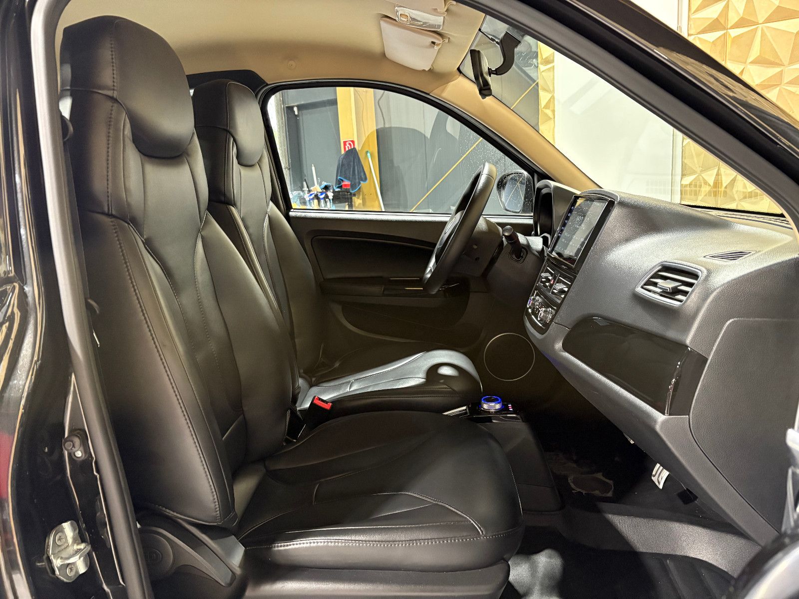 Fahrzeugabbildung Elaris PIO/KAMERA/APPLE/KLIMA/2-SITZ/AUTOMATIK