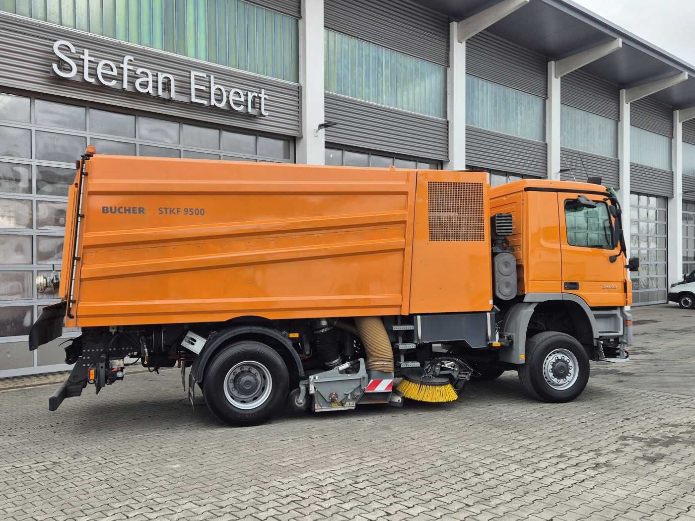Fahrzeugabbildung Mercedes-Benz Actros 2032 A 4x4 Bucher STKF 9500 Airport 30x