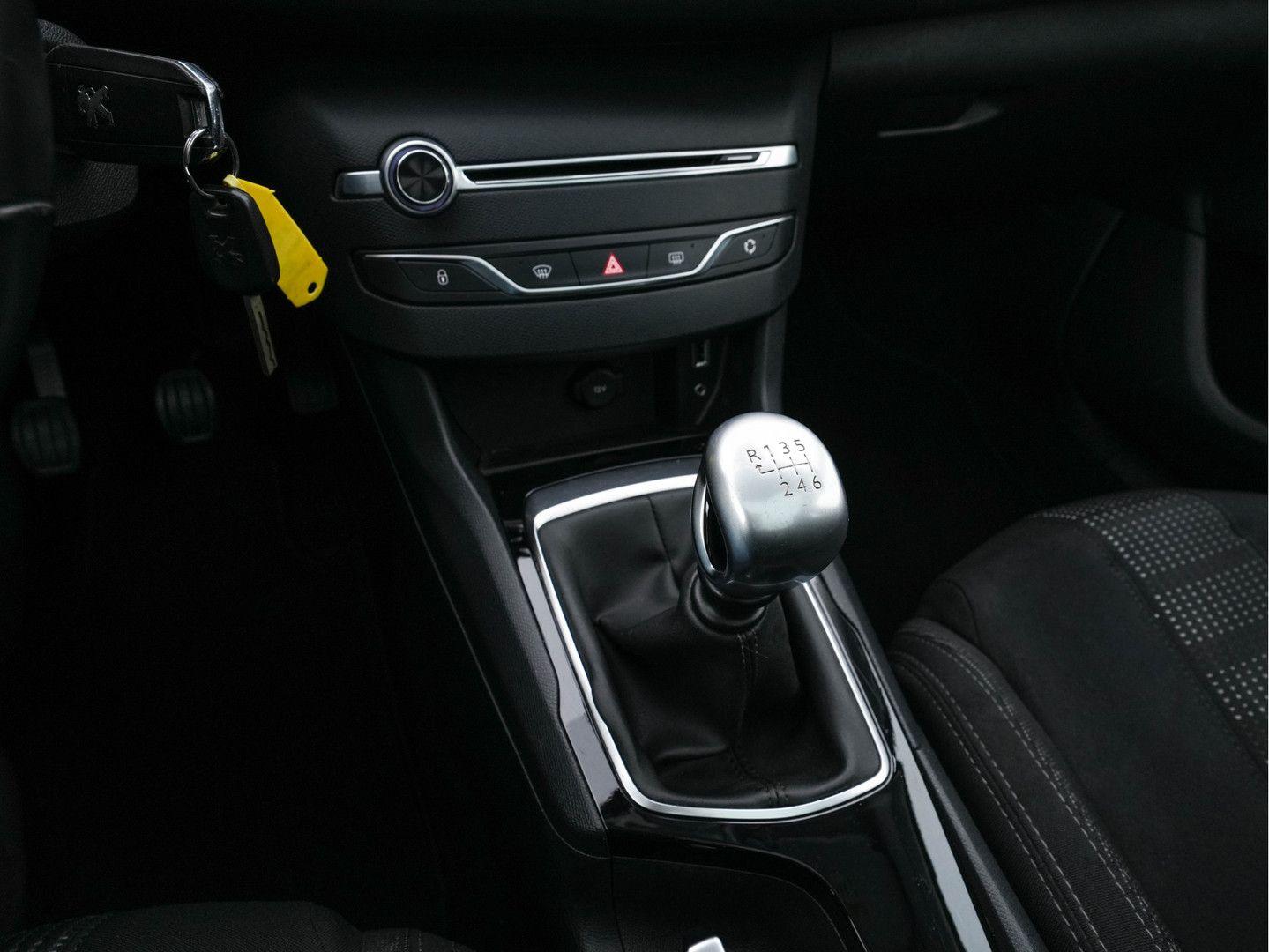 Peugeot 308 2015 — photo 12