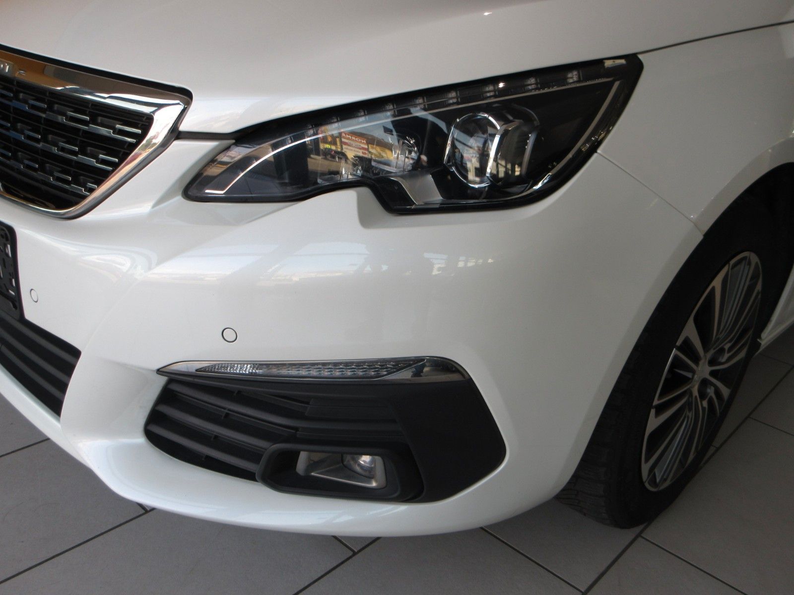 Fahrzeugabbildung Peugeot 308 Allure 1.2T LED/NAVI/R´CAM/PDC/VIRTUAL