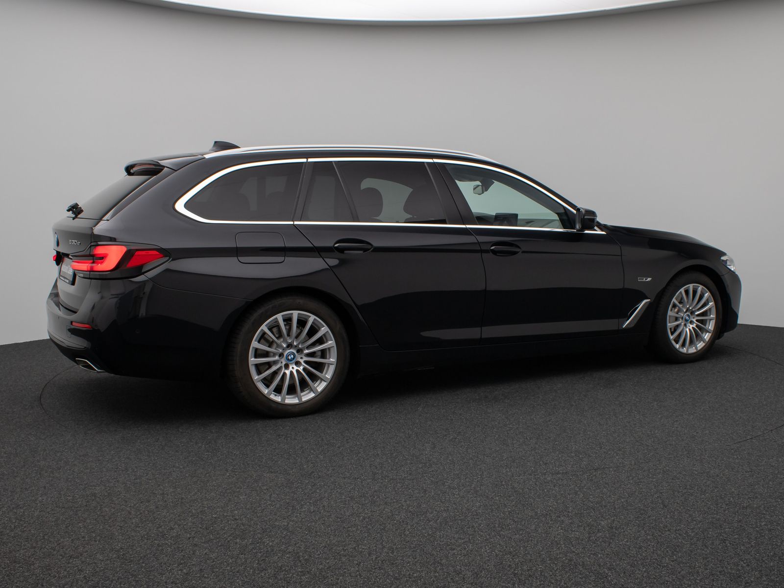 Fahrzeugabbildung BMW 530e Kamera DAB HiFi CockPitPro Fernlichtassist