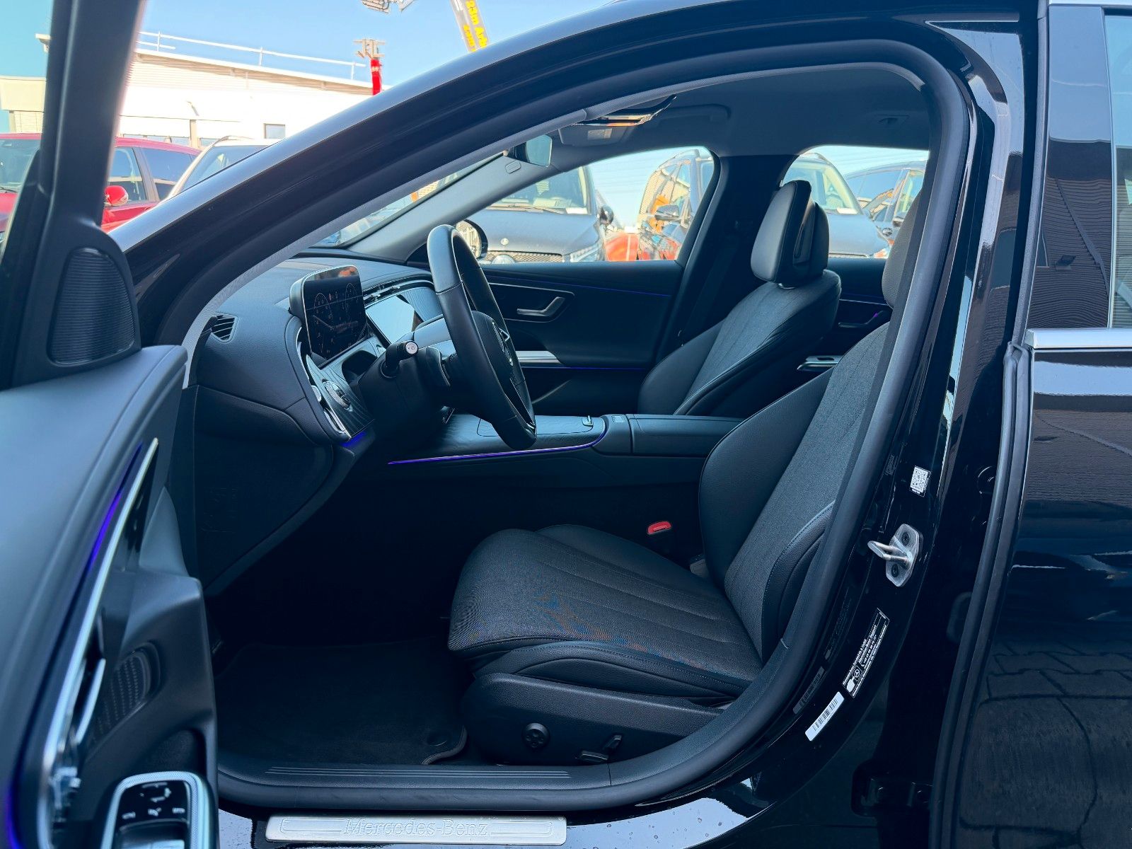 Fahrzeugabbildung Mercedes-Benz E 200 T AVANTGARDE+DISTR+MBUX+AHK+KEYL+LED+TOTW+