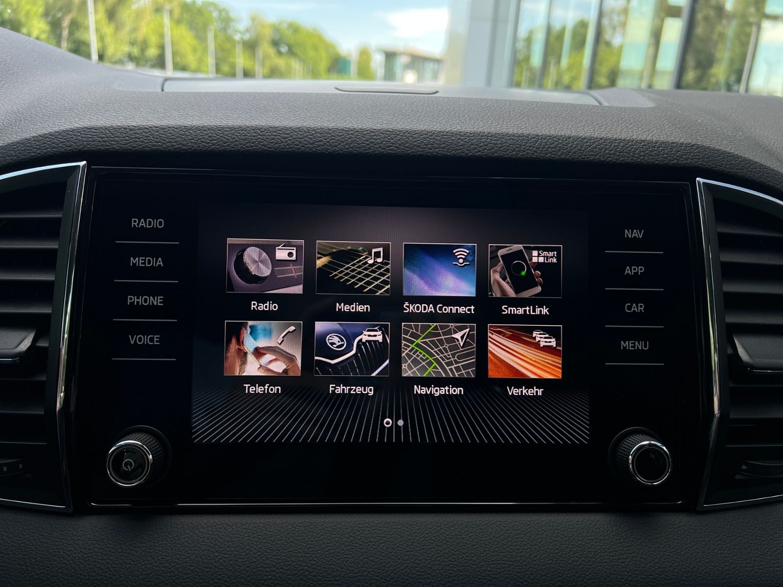 Fahrzeugabbildung SKODA Karoq Style 1.5 TSI ACT DSG *AHK,LED,Navi,18''-L