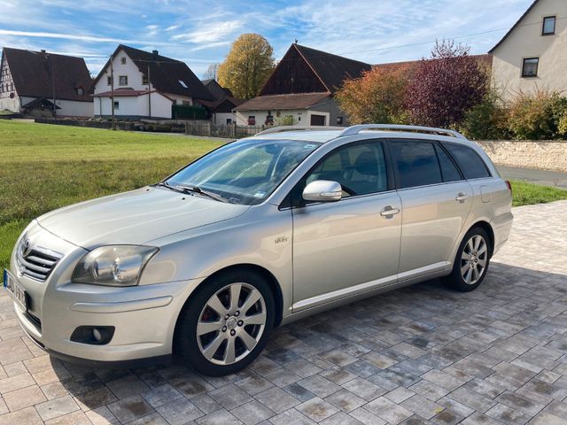 Toyota Avensis Combi Travel 2,2-l-D-CAT Travel