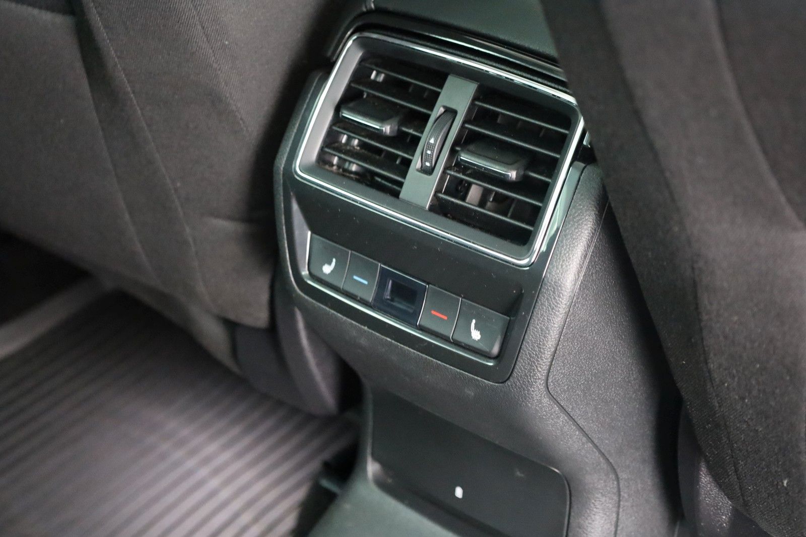 Fahrzeugabbildung SKODA Kodiaq Drive 125 4x4,Navi,4xSH,Kamera,ACC,AHK+WR