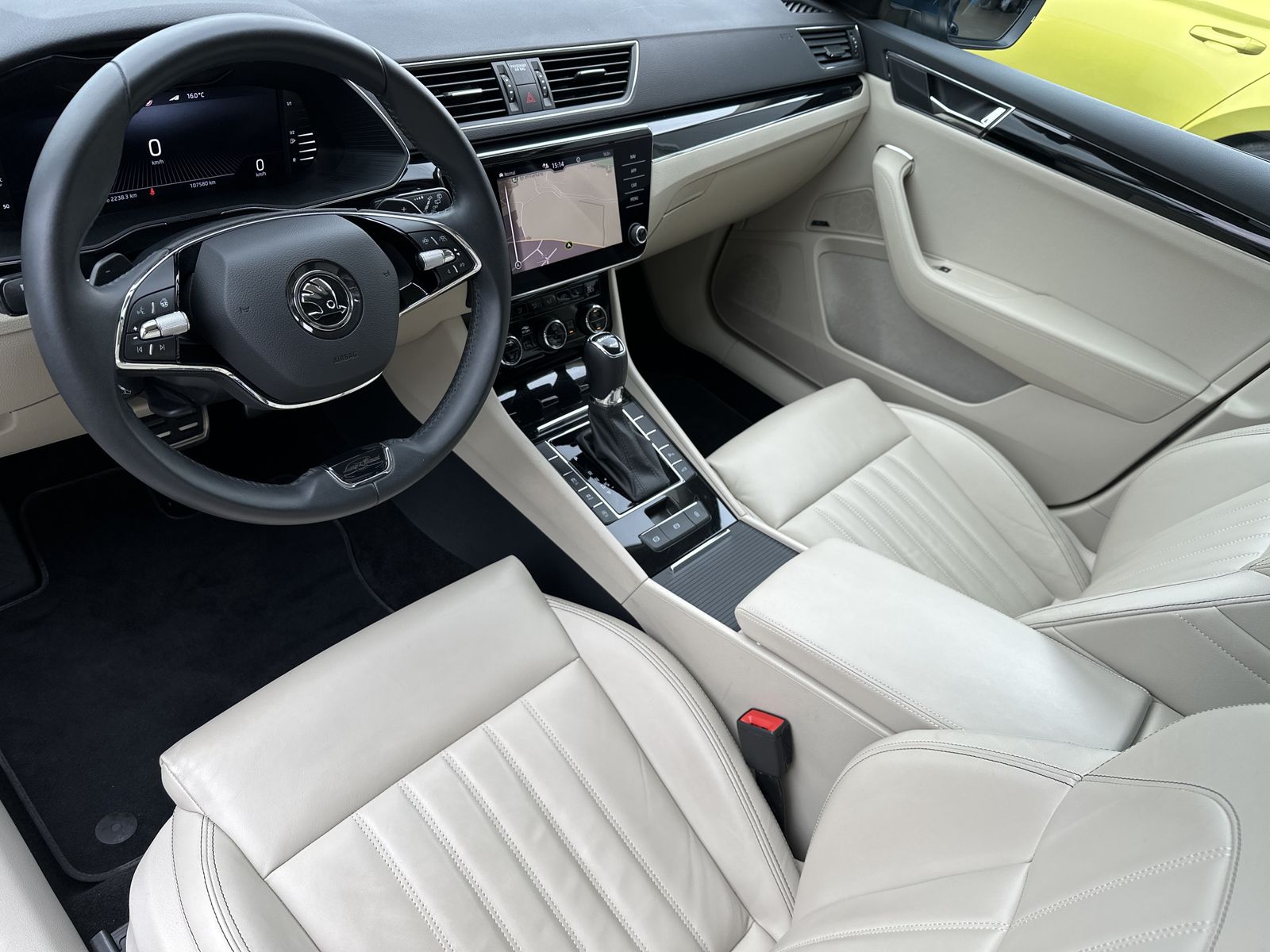 Fahrzeugabbildung SKODA Superb Combi 4x4 L&K NAV+MATRIX+ACC+PANO+CANTON