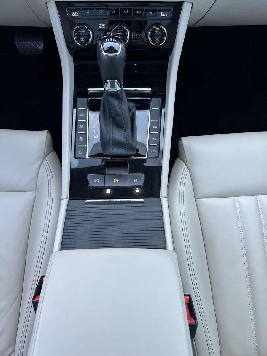 Fahrzeugabbildung SKODA Superb Combi iV 1.4 TSI L&K NAV+LED+PANO+19ZO+VC