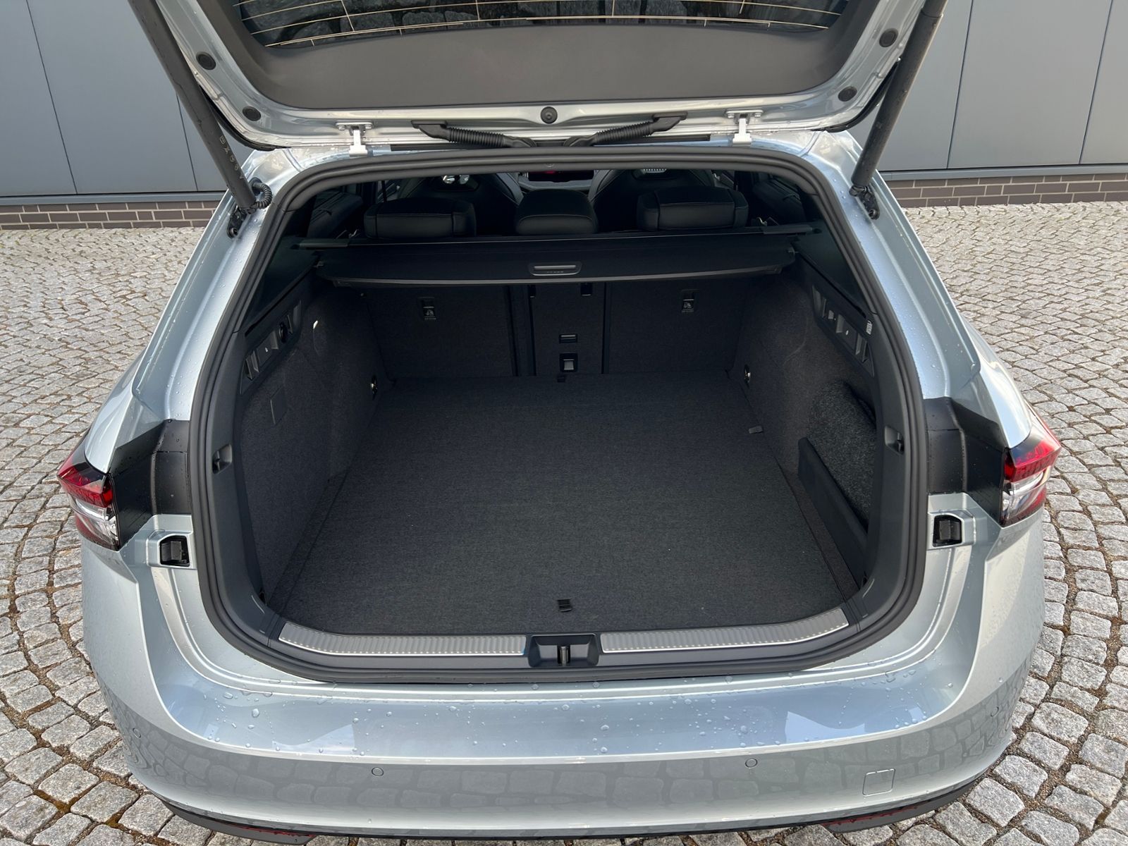 Fahrzeugabbildung SKODA Superb Combi  Sportline 1.5 TSI IV DSG *AHK, Nav