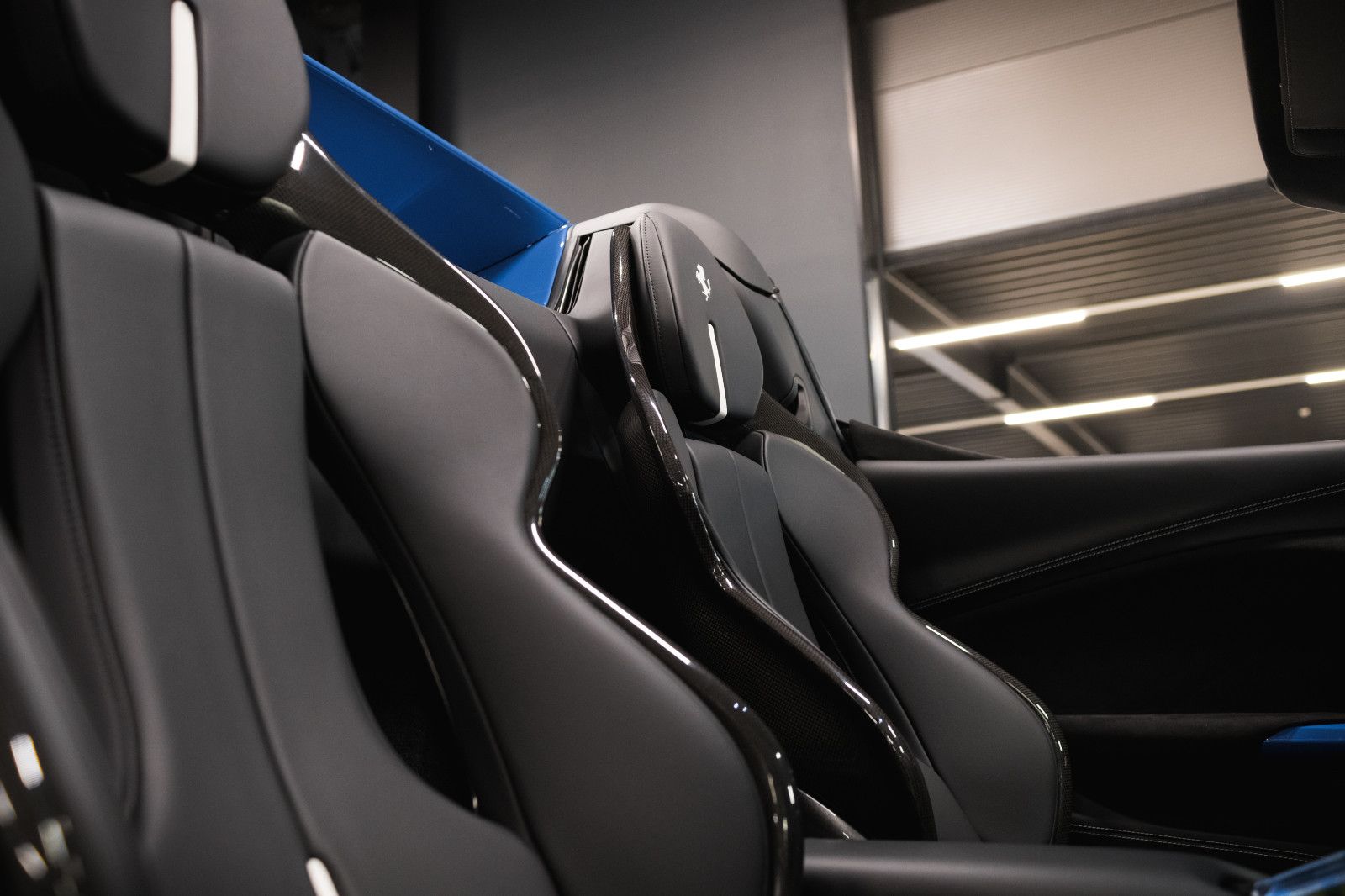 Fahrzeugabbildung Ferrari 296 GTS Sonderfarbe-Lift-Carbonsitz-Hifi-System