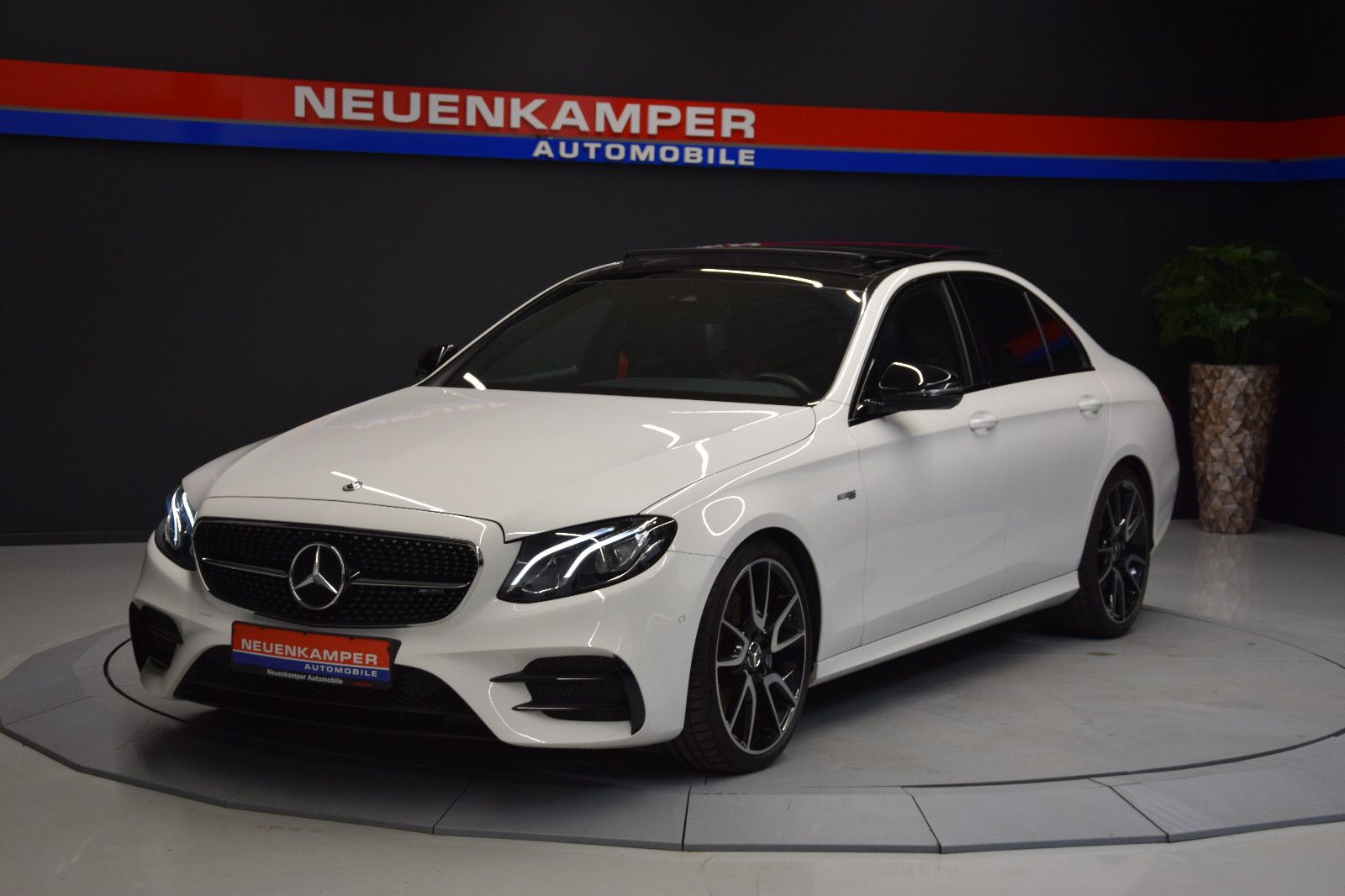 Fahrzeugabbildung Mercedes-Benz E43 AMG 4Matic Limousine Pano Burmeser Night 20"