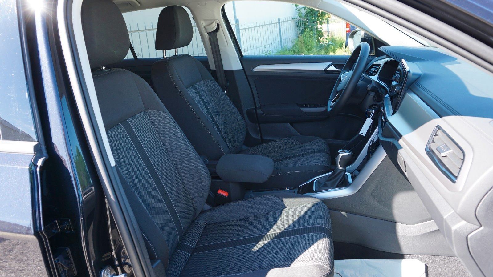 Fahrzeugabbildung Volkswagen T-Roc Life Navi,LED,Park/Lane Assist,SH