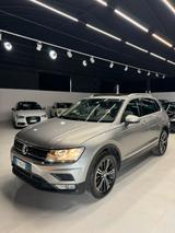Volkswagen VOLKSWAGEN TIGUAN - Volkswagen Tiguan mit Diesel-Antrieb: Grau, Kombi