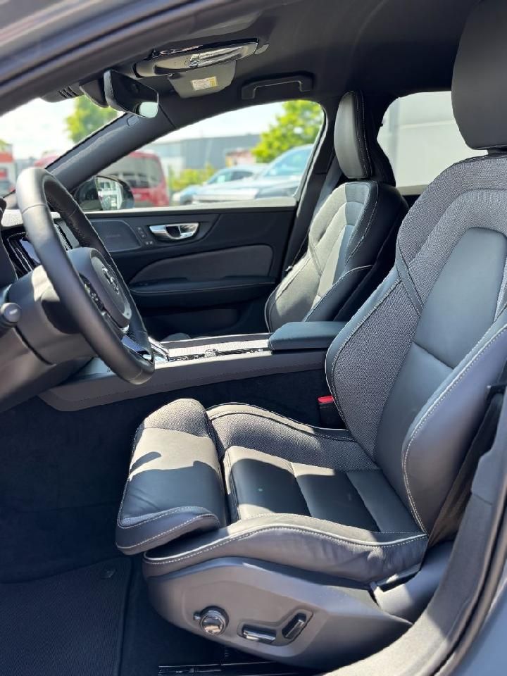 Fahrzeugabbildung Volvo V60 Kombi Plus Dark  LED DAB WiPa Harman Kardon
