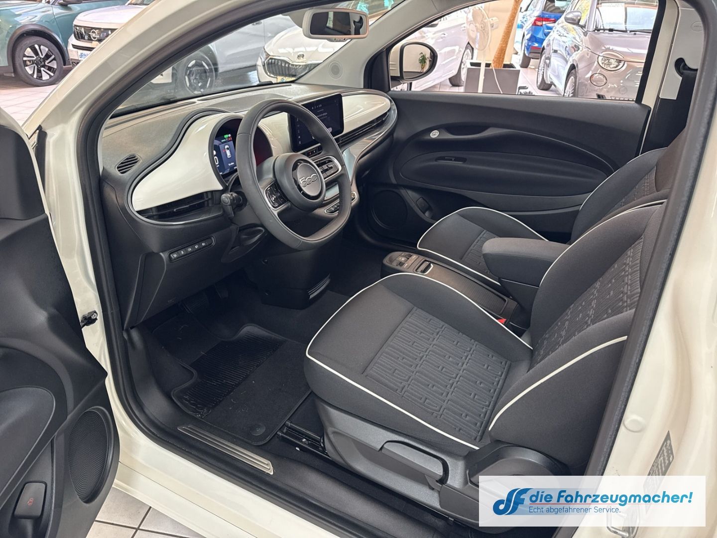 Fahrzeugabbildung Fiat 500 e Apple CarPlay Android Auto Klimaautom Fah