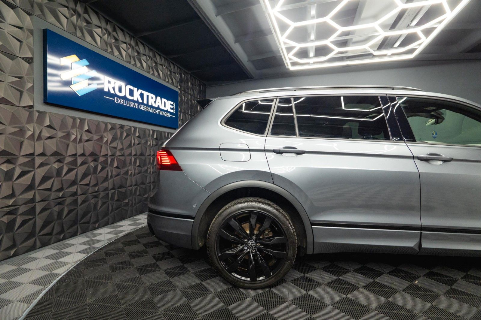 Fahrzeugabbildung Volkswagen Tiguan Allspace R-Line 4Motion HUD | PANO | ACC