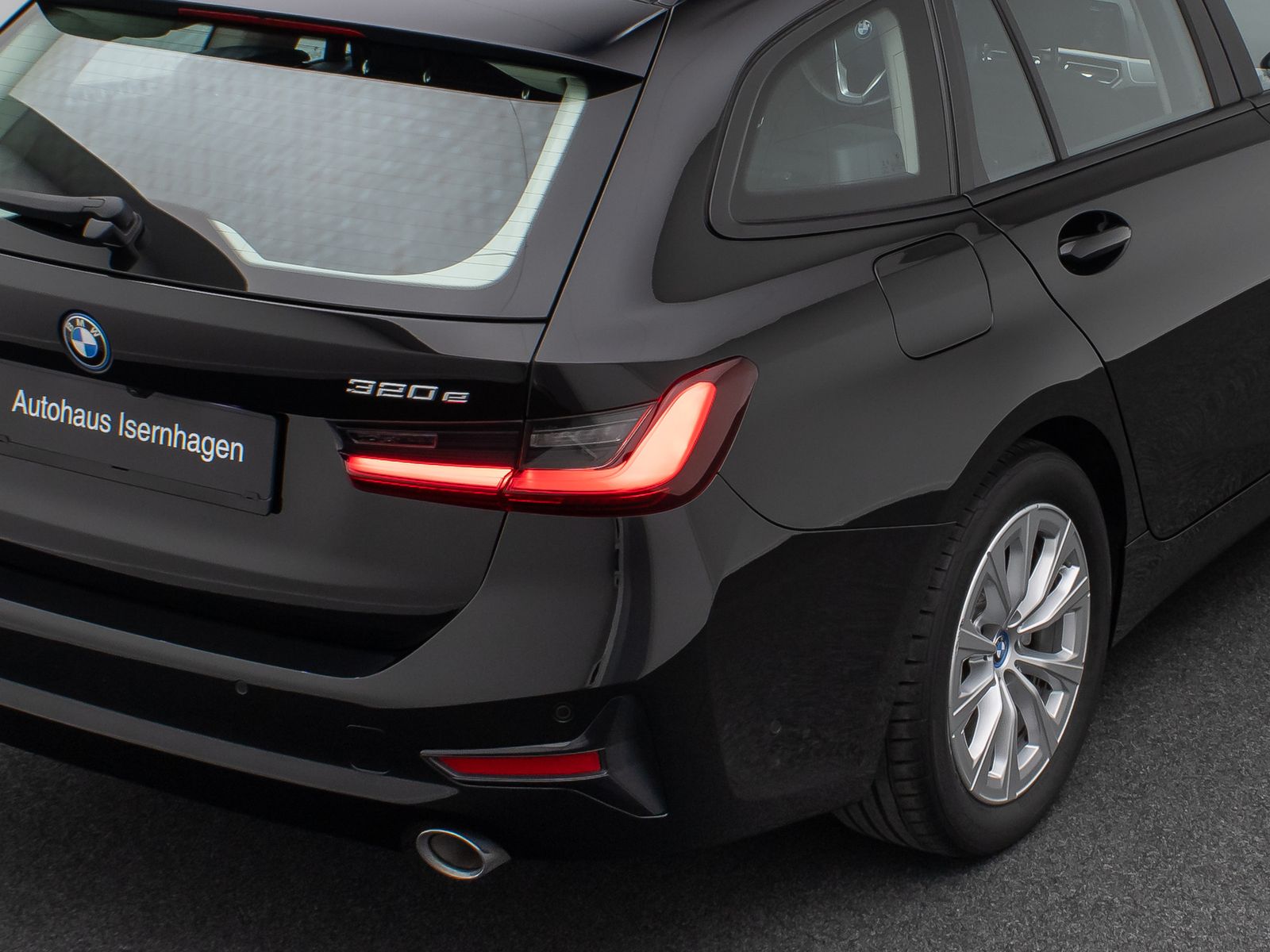Fahrzeugabbildung BMW 320e Panorama Kamera DAB Alarm Geschwindigkeit