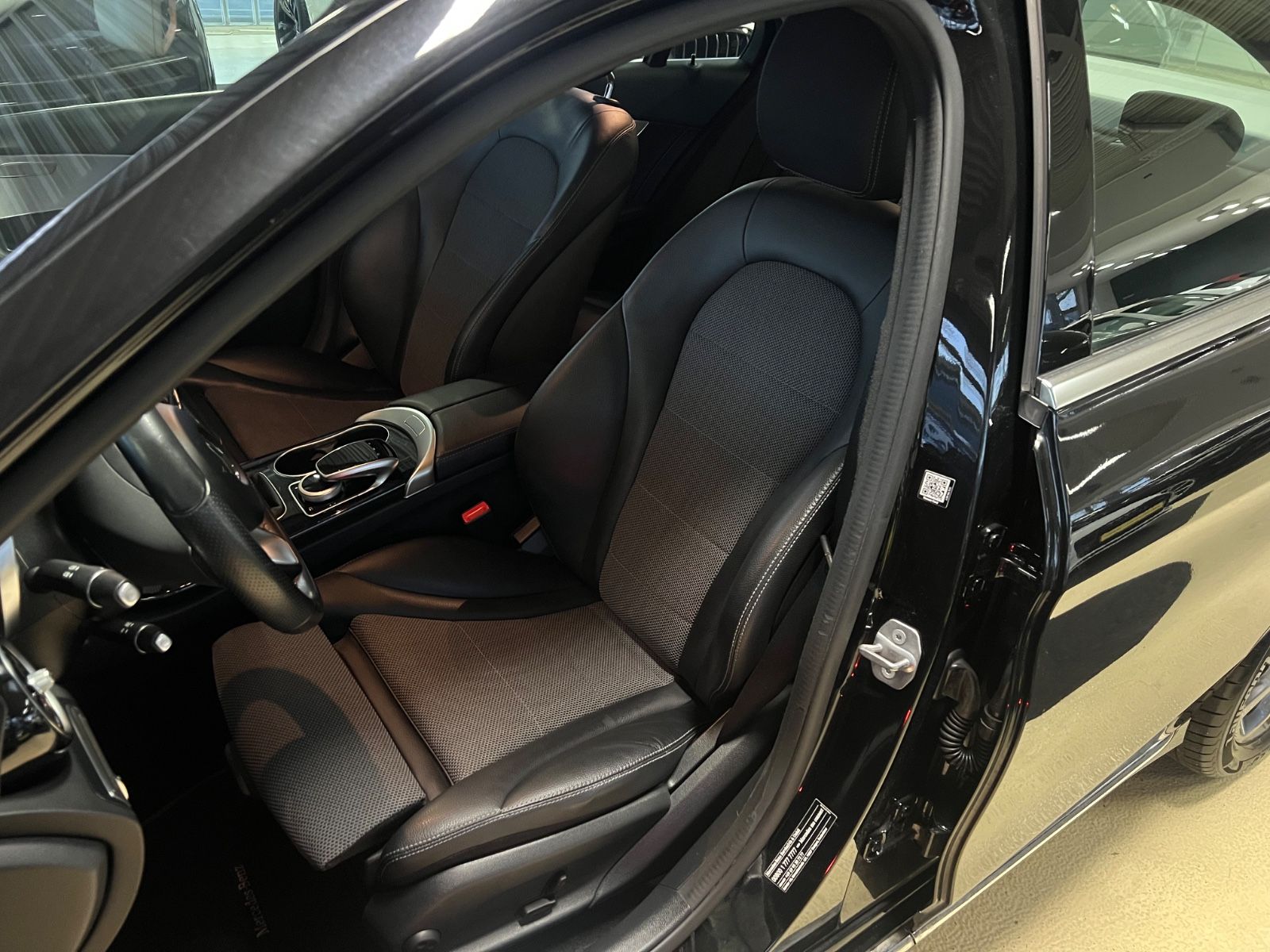 Fahrzeugabbildung Mercedes-Benz C 200 d Lim. Sport line * SITZH*TEILLEDER*NAVI*