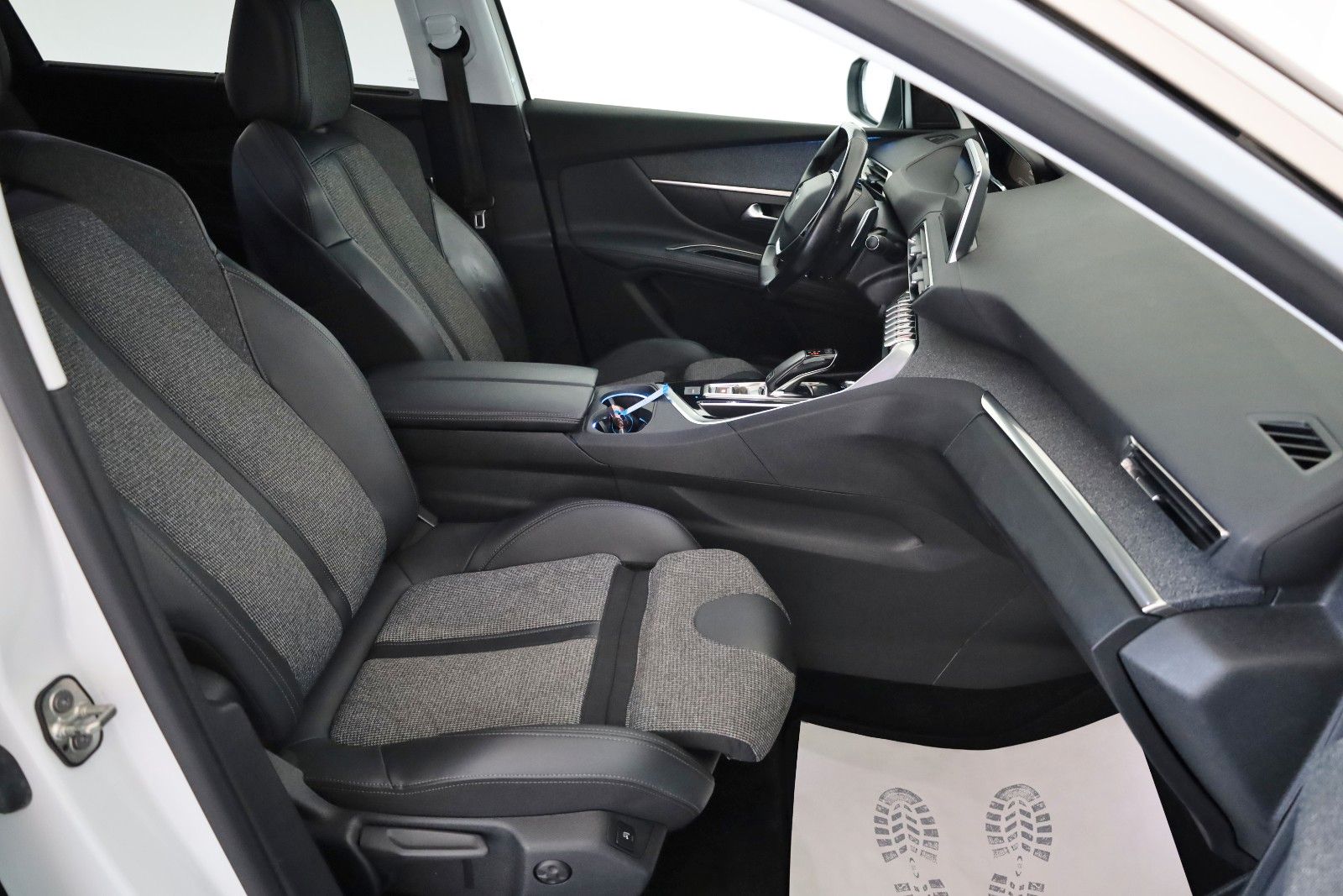 Fahrzeugabbildung Peugeot 5008 Allure 7 Si.,T.Leder,Navi,LED,SH,PDC,Kamera